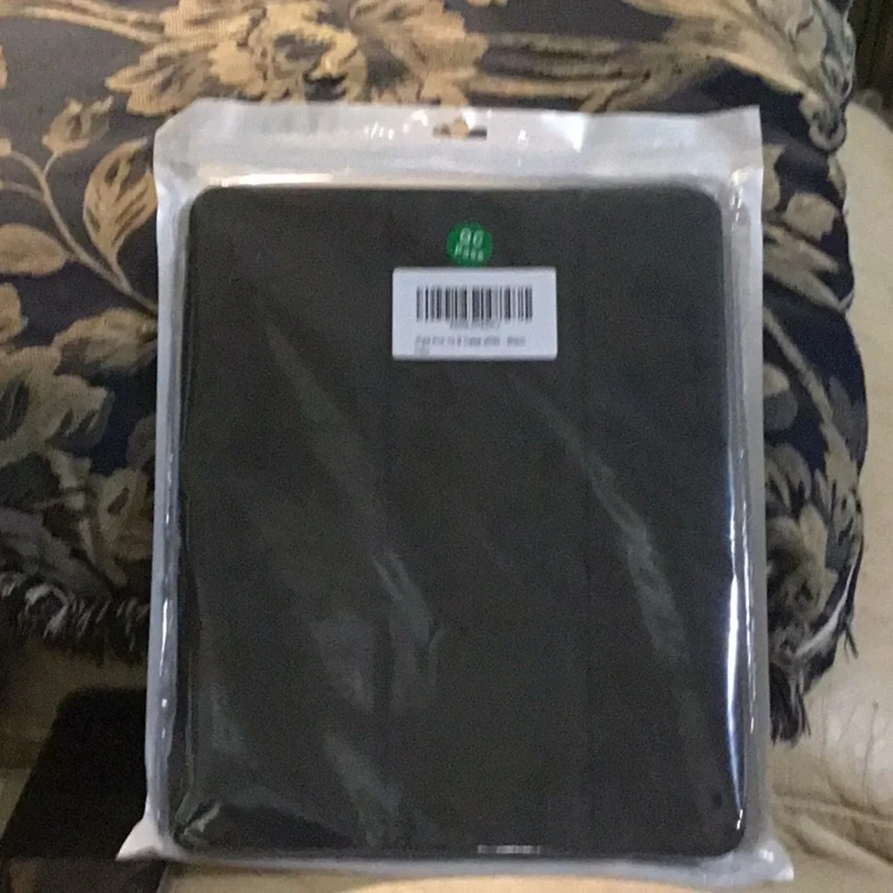 New IPad pro 12.9 in slim fit hard back case in Black. Sealed package.